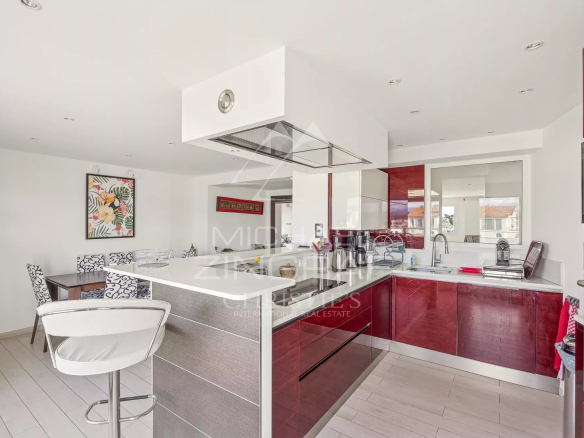 Cuisine moderne et lumineuse avec un bar et un espace salle à manger.