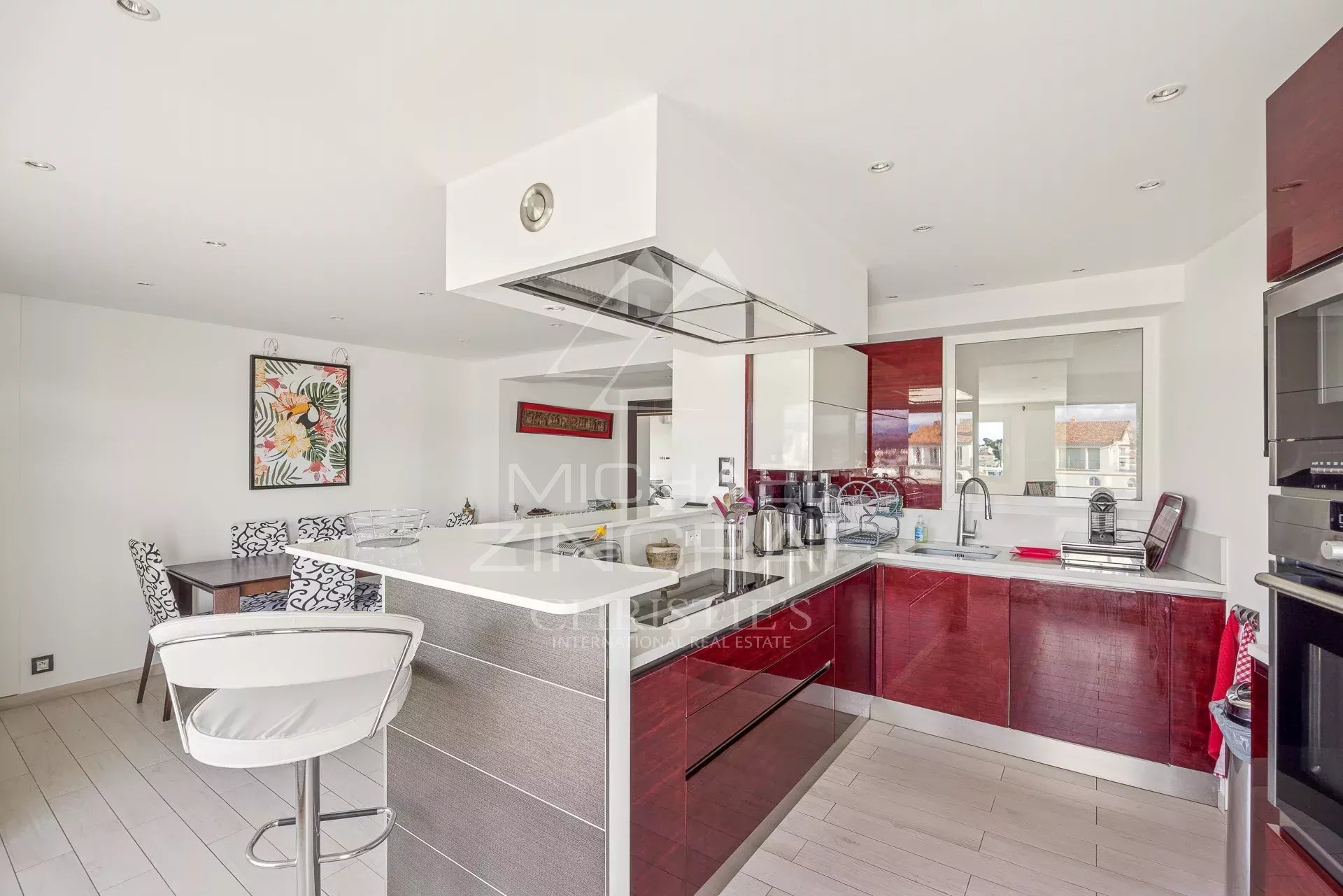 Cuisine moderne et lumineuse avec un bar et un espace salle à manger.