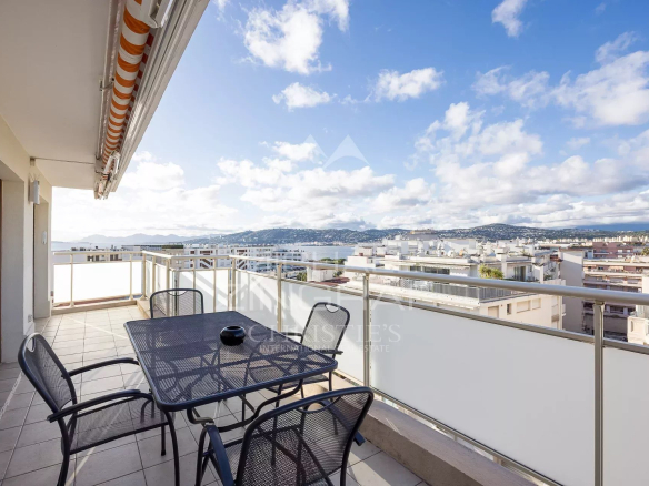 Terrasse ensoleillée avec vue sur la mer à Juan-les-Pins, Antibes.