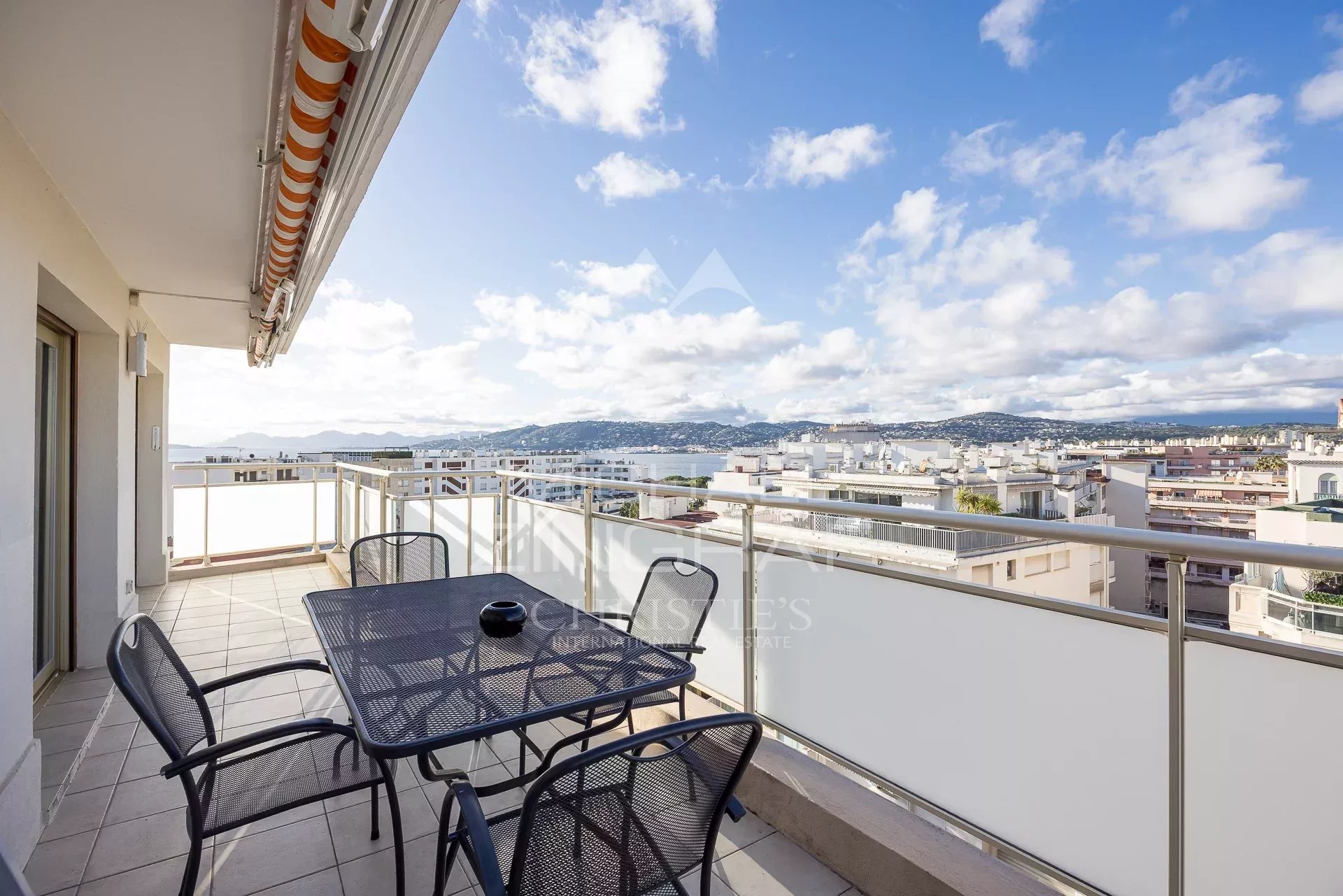 Terrasse ensoleillée avec vue sur la mer à Juan-les-Pins, Antibes.