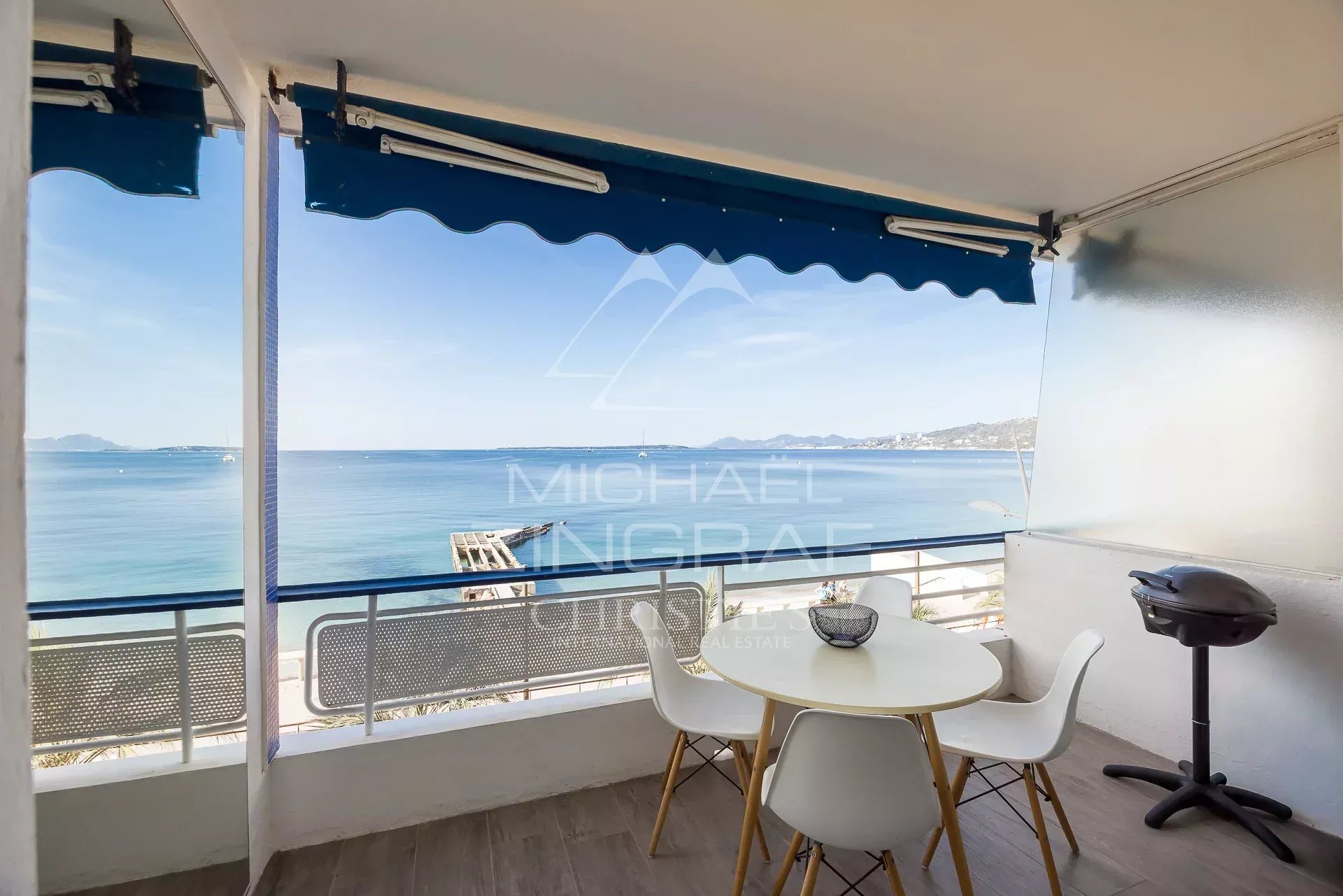 Terrasse avec vue mer à Juan-les-Pins Terrasse avec vue sur la mer Méditerranée à Juan-les-Pins, table et chaises blanches.