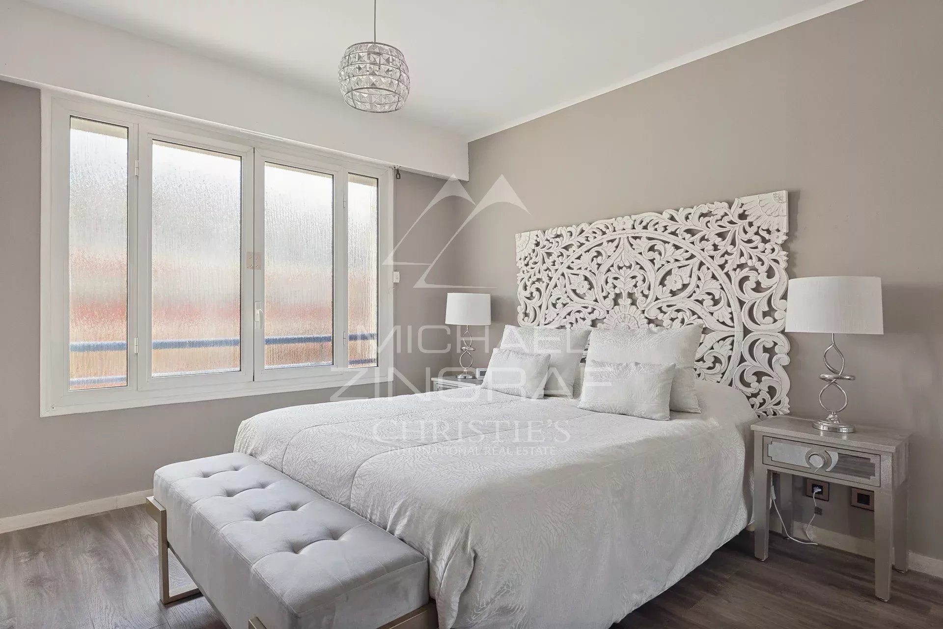 Chambre d’appartement à Juan-les-Pins Chambre d'un appartement avec lit double et décoration élégante à Juan-les-Pins.