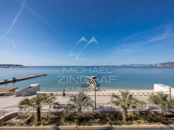 Vue sur la mer Méditerranée depuis une terrasse à Juan-les-Pins, Antibes.