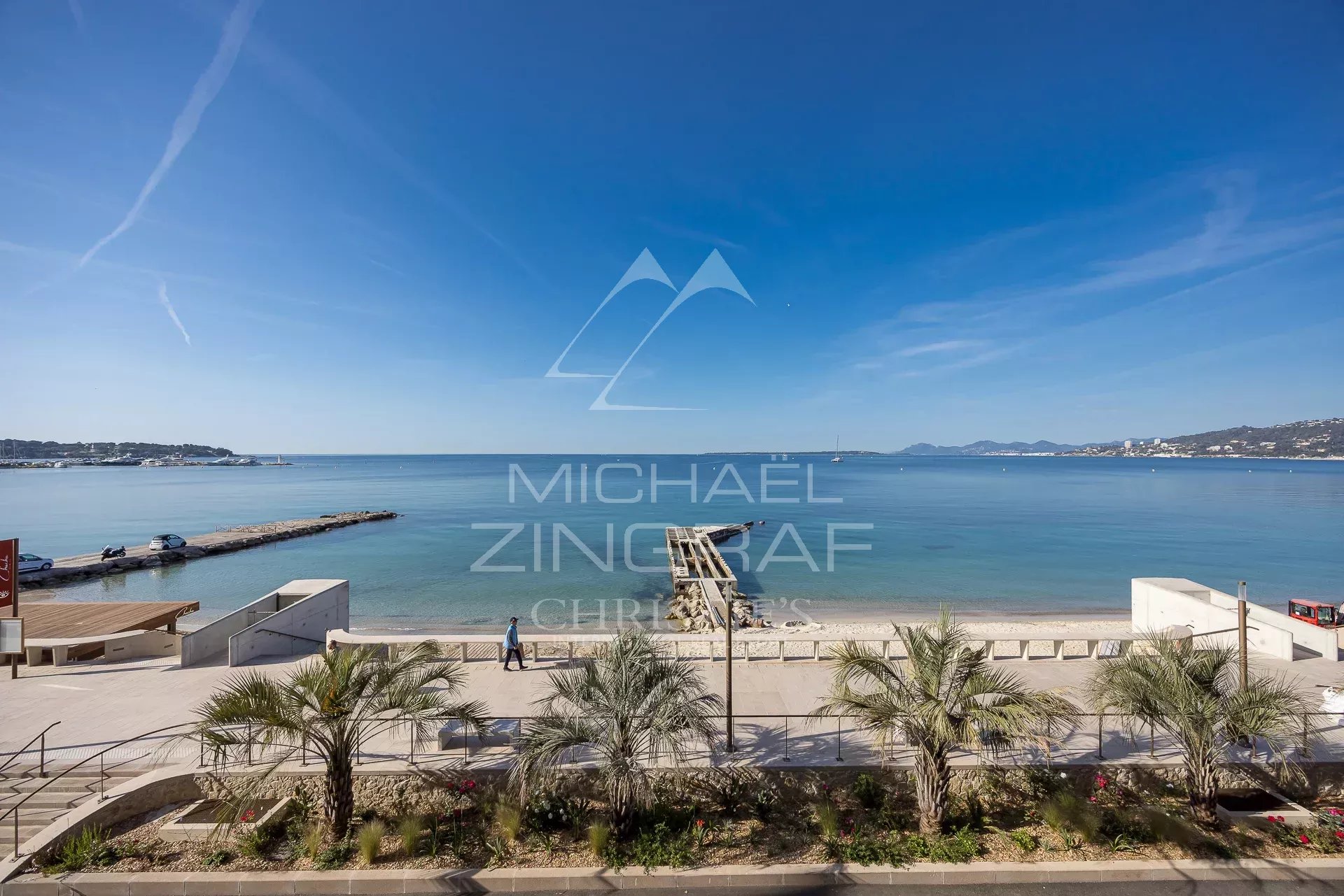 Vue mer depuis Juan-les-Pins Vue sur la mer Méditerranée depuis une terrasse à Juan-les-Pins, Antibes.