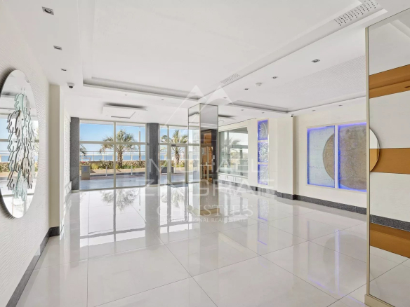 Intérieur lumineux d'un appartement à Juan-les-Pins avec vue sur la mer et décoration moderne.
