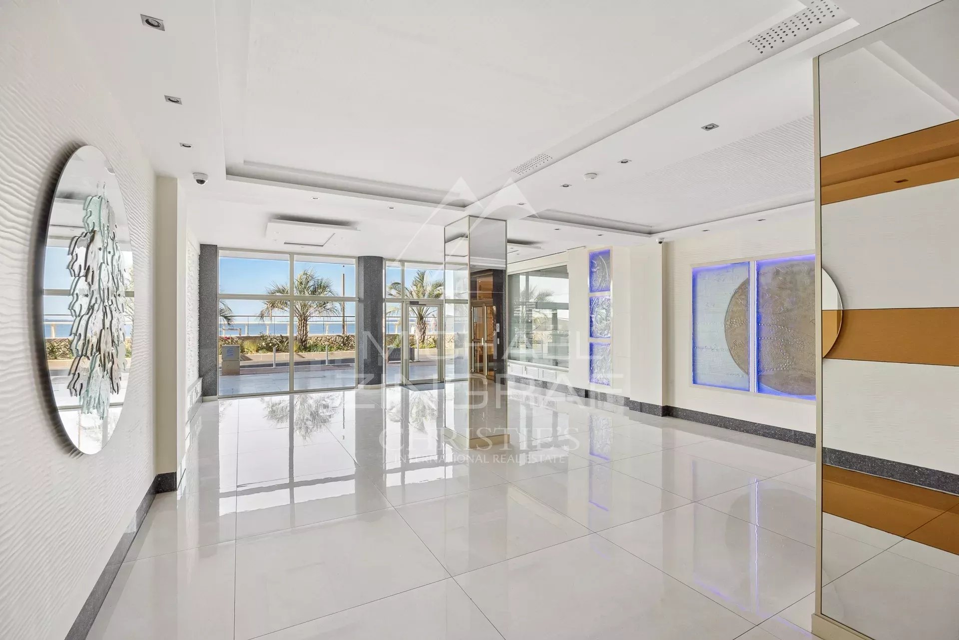 Appartement lumineux à Juan-les-Pins Intérieur lumineux d'un appartement à Juan-les-Pins avec vue sur la mer et décoration moderne.