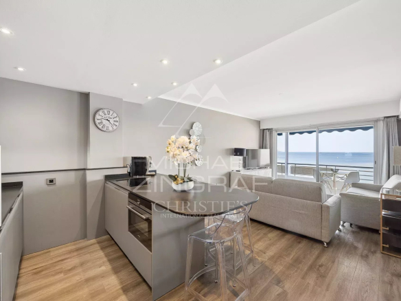 Intérieur d'un appartement lumineux avec vue sur la mer à Juan-les-Pins, Antibes.