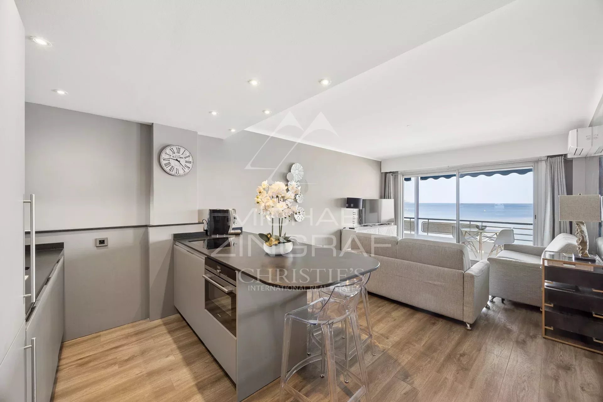 Appartement avec vue mer à Juan-les-Pins Intérieur d'un appartement lumineux avec vue sur la mer à Juan-les-Pins, Antibes.