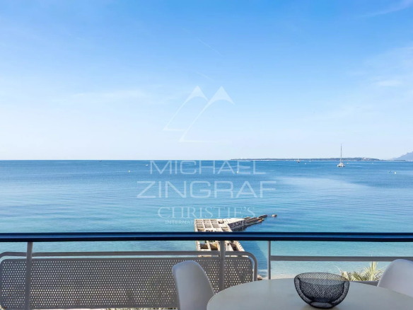 Vue mer depuis une terrasse d'un appartement à Juan-les-Pins, Antibes.