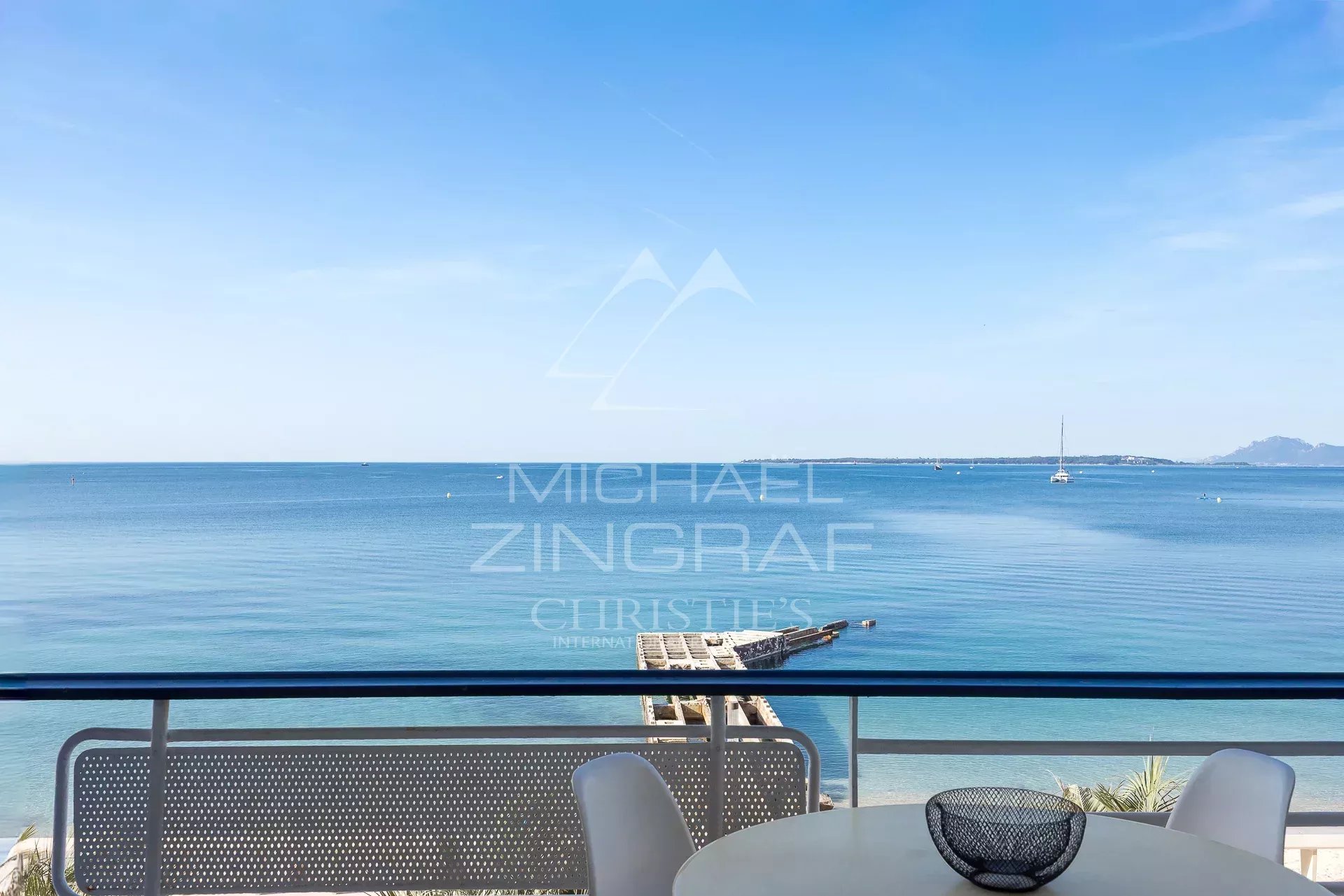 Vue mer depuis un appartement à Juan-les-Pins Vue mer depuis une terrasse d'un appartement à Juan-les-Pins, Antibes.