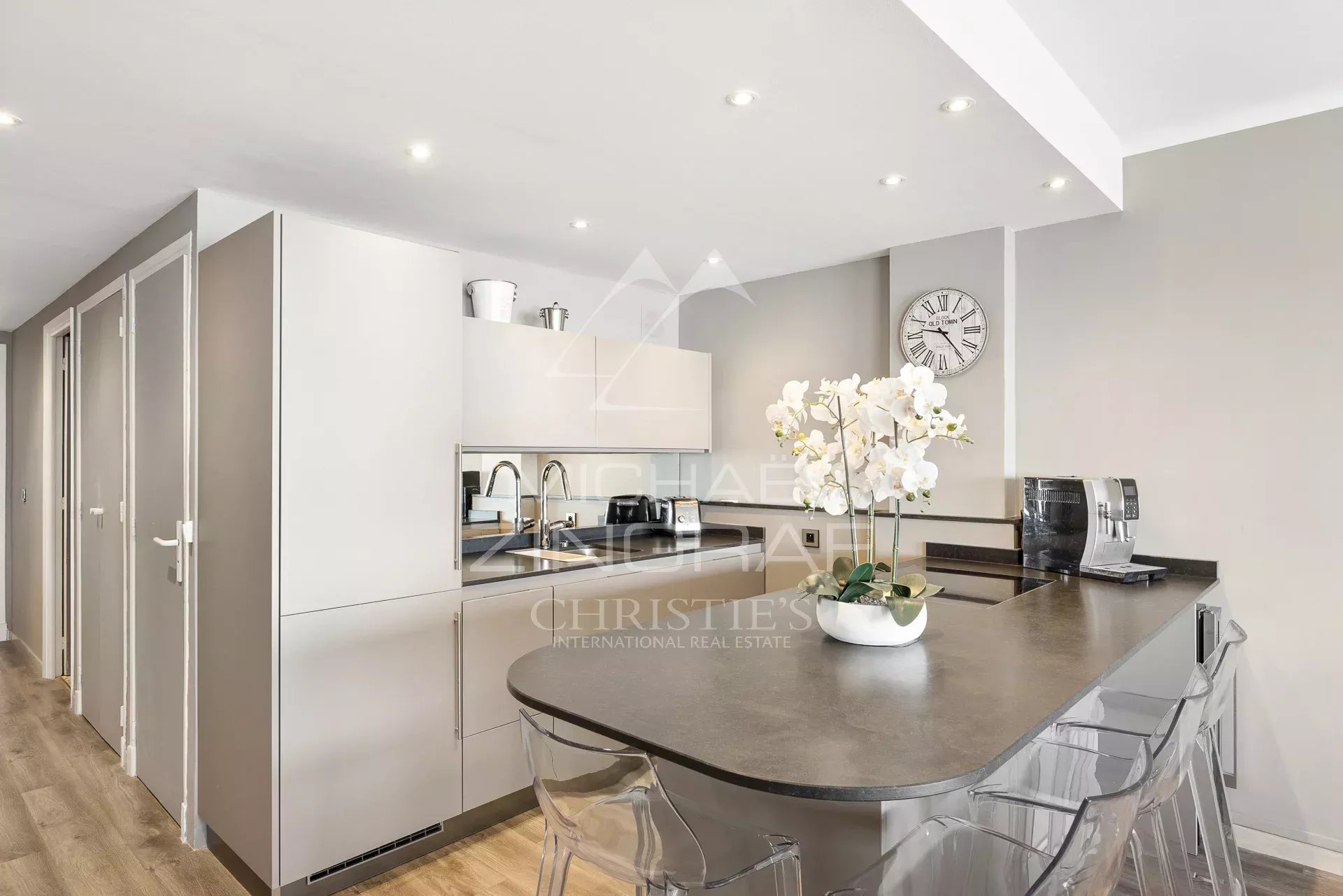 Appartement moderne à Juan-les-Pins Intérieur d'un appartement moderne avec cuisine américaine et bar, lumineux et élégant.