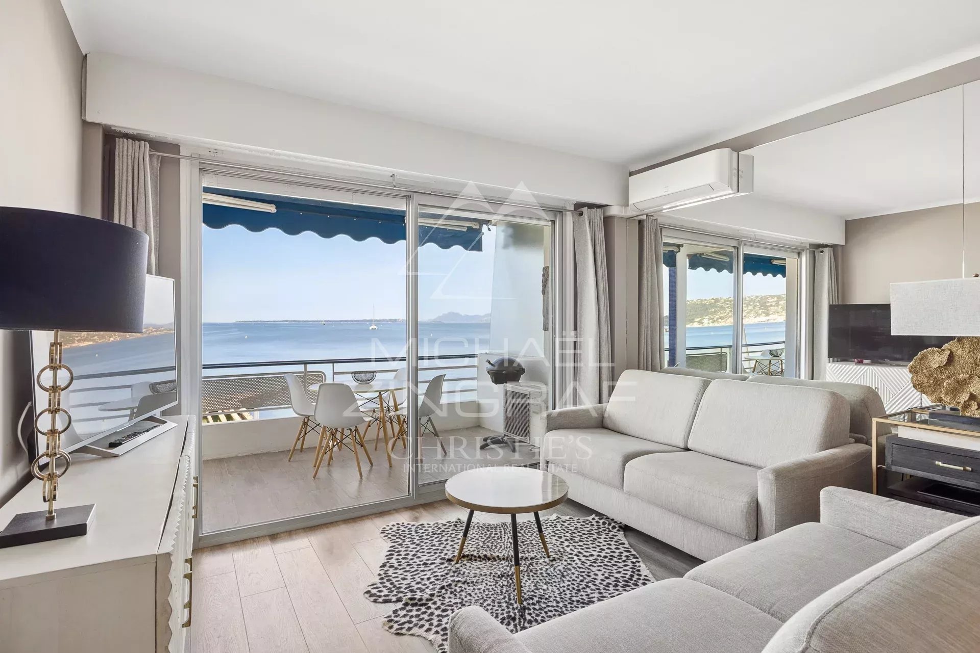 Appartement avec vue mer à Juan-les-Pins Intérieur d'un appartement lumineux avec vue sur la mer à Juan-les-Pins, Antibes.