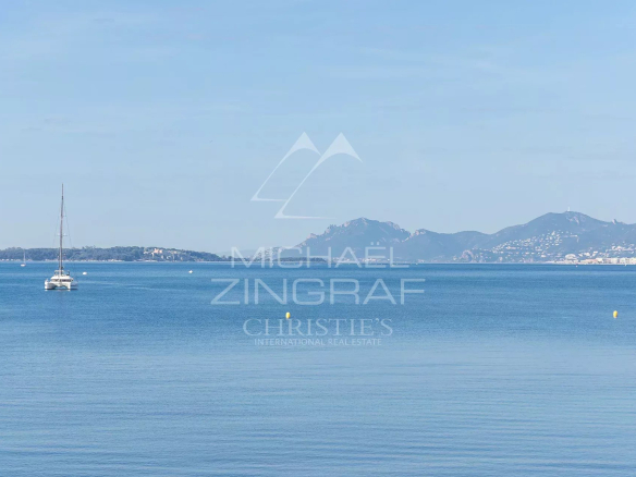 Vue dégagée sur la mer Méditerranée avec un voilier au large.