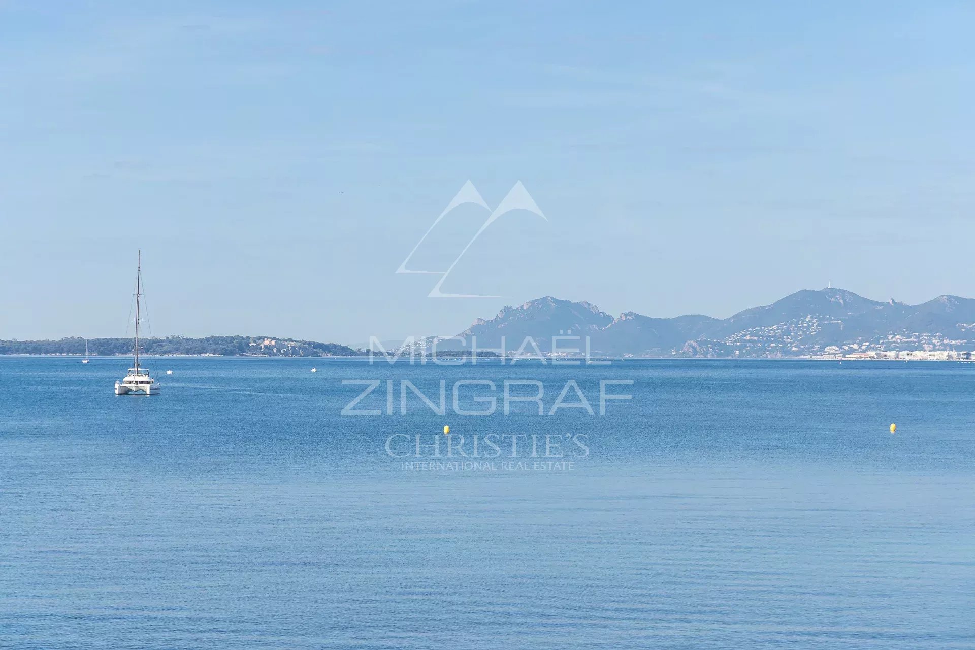 Vue mer à Juan-les-Pins Vue dégagée sur la mer Méditerranée avec un voilier au large.