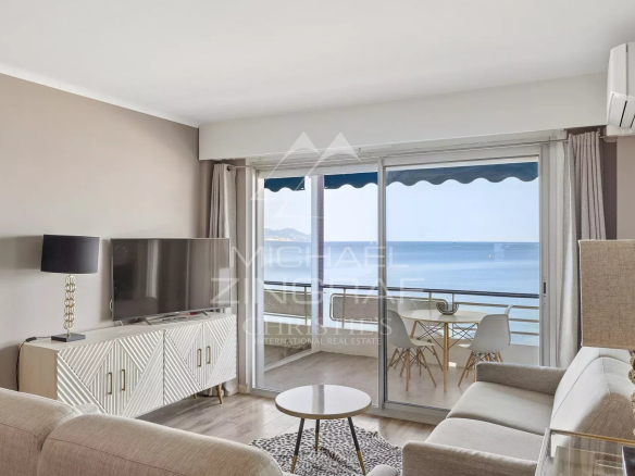 Intérieur d'un appartement 2 pièces avec vue sur la mer à Juan-les-Pins, Antibes.