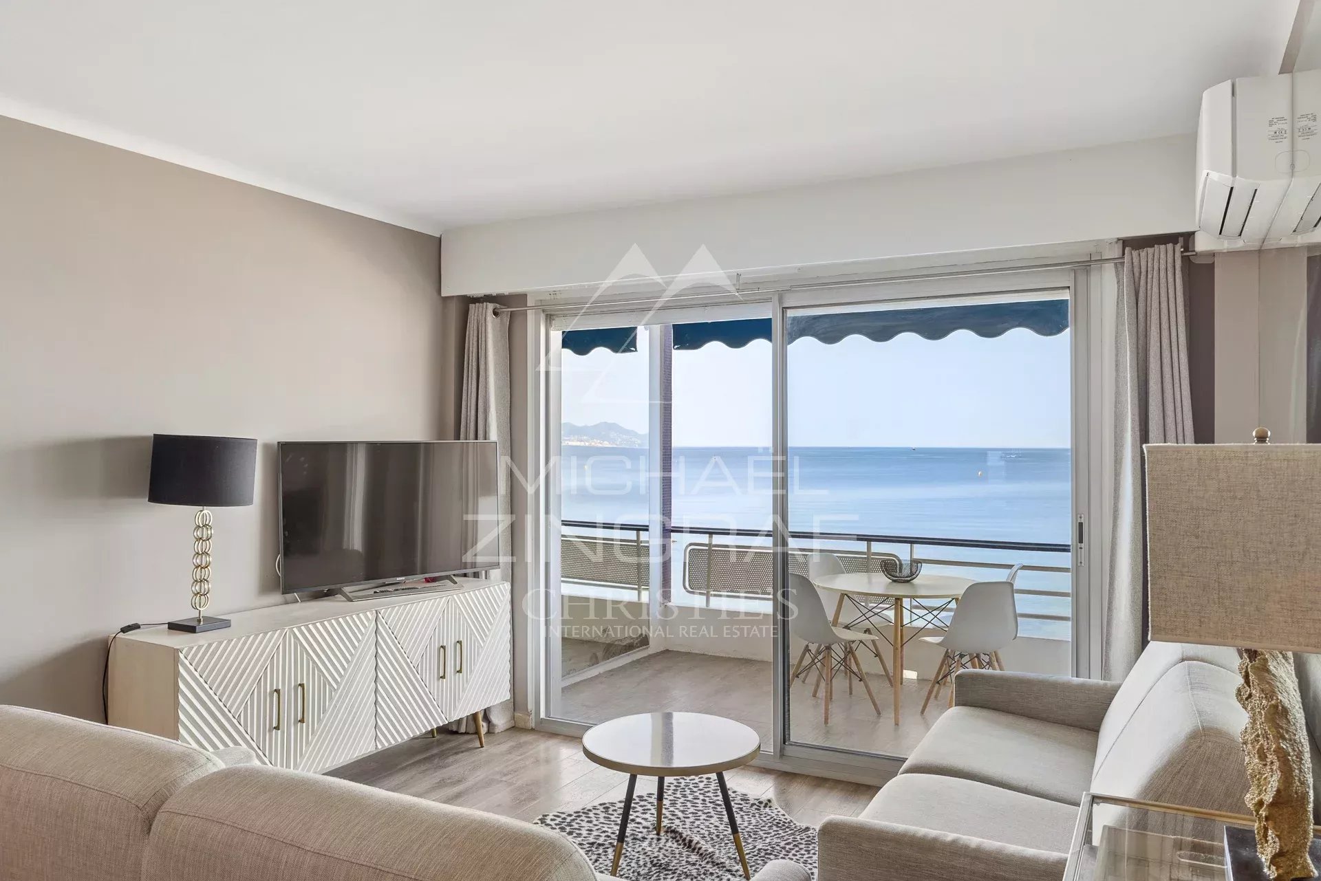 Appartement 2 pièces avec vue mer à Juan-les-Pins Intérieur d'un appartement 2 pièces avec vue sur la mer à Juan-les-Pins, Antibes.
