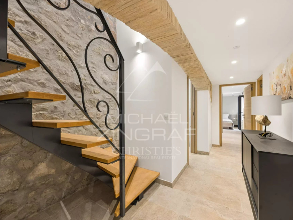 Escalier en colimaçon en bois et métal dans un duplex au Vieil Antibes.