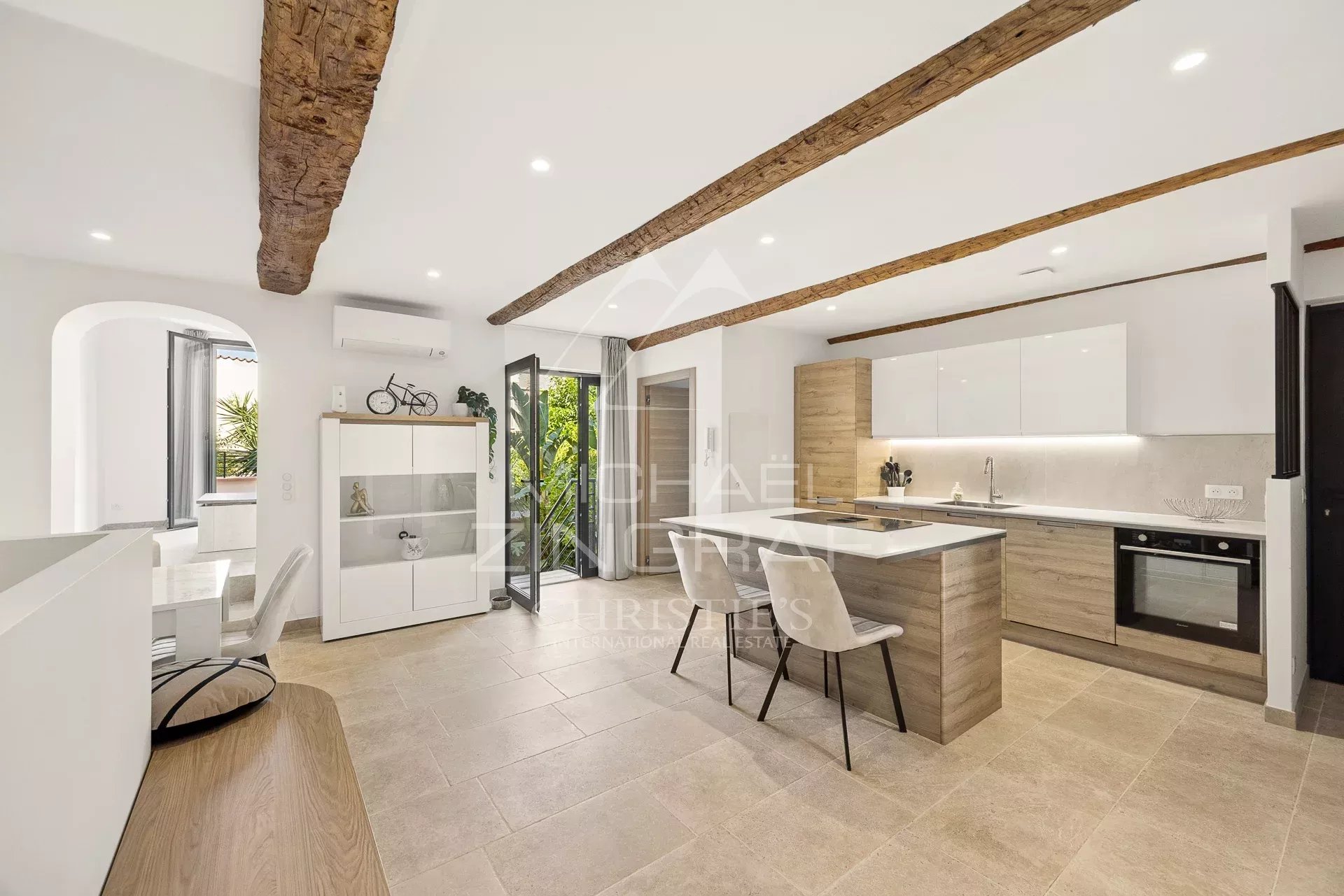 Duplex moderne à Antibes Intérieur d'un duplex moderne avec cuisine ouverte et salon lumineux à Antibes
