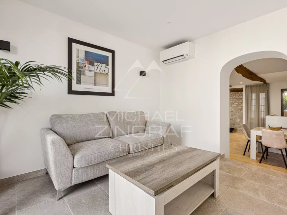 Intérieur d'un duplex à Antibes avec salon lumineux et mobilier moderne.