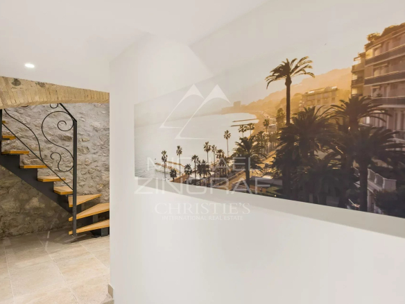 Intérieur d'un duplex à Antibes avec un escalier et une décoration moderne.