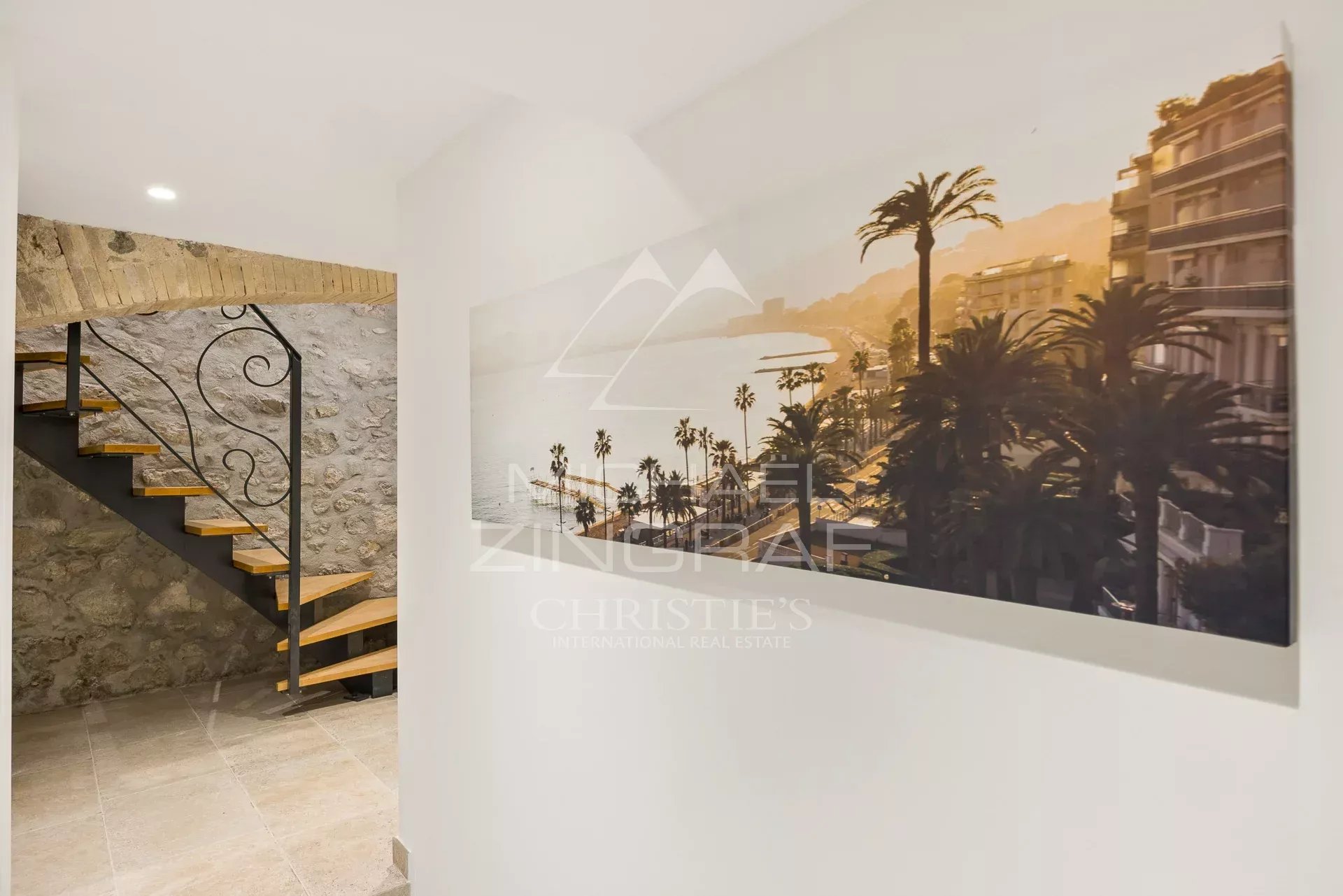 Intérieur d’un duplex à Antibes Intérieur d'un duplex à Antibes avec un escalier et une décoration moderne.