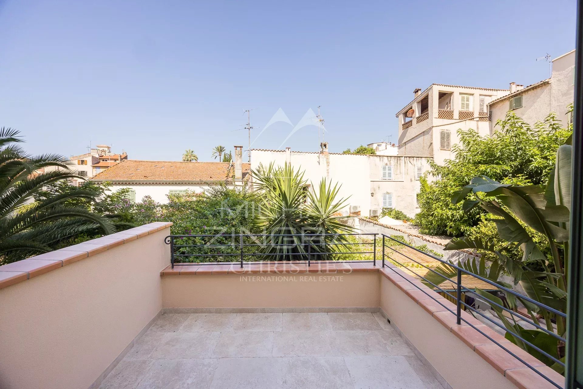 Terrasse d’un duplex à Antibes Terrasse d'un duplex à Antibes avec vue sur des jardins et des bâtiments historiques.