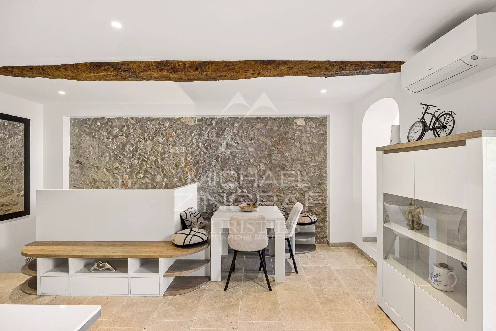 Duplex de charme à Antibes Intérieur d'un duplex à Antibes avec murs en pierre et mobilier moderne.