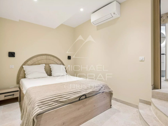 Chambre d'un duplex à Antibes avec lit double et décoration moderne.
