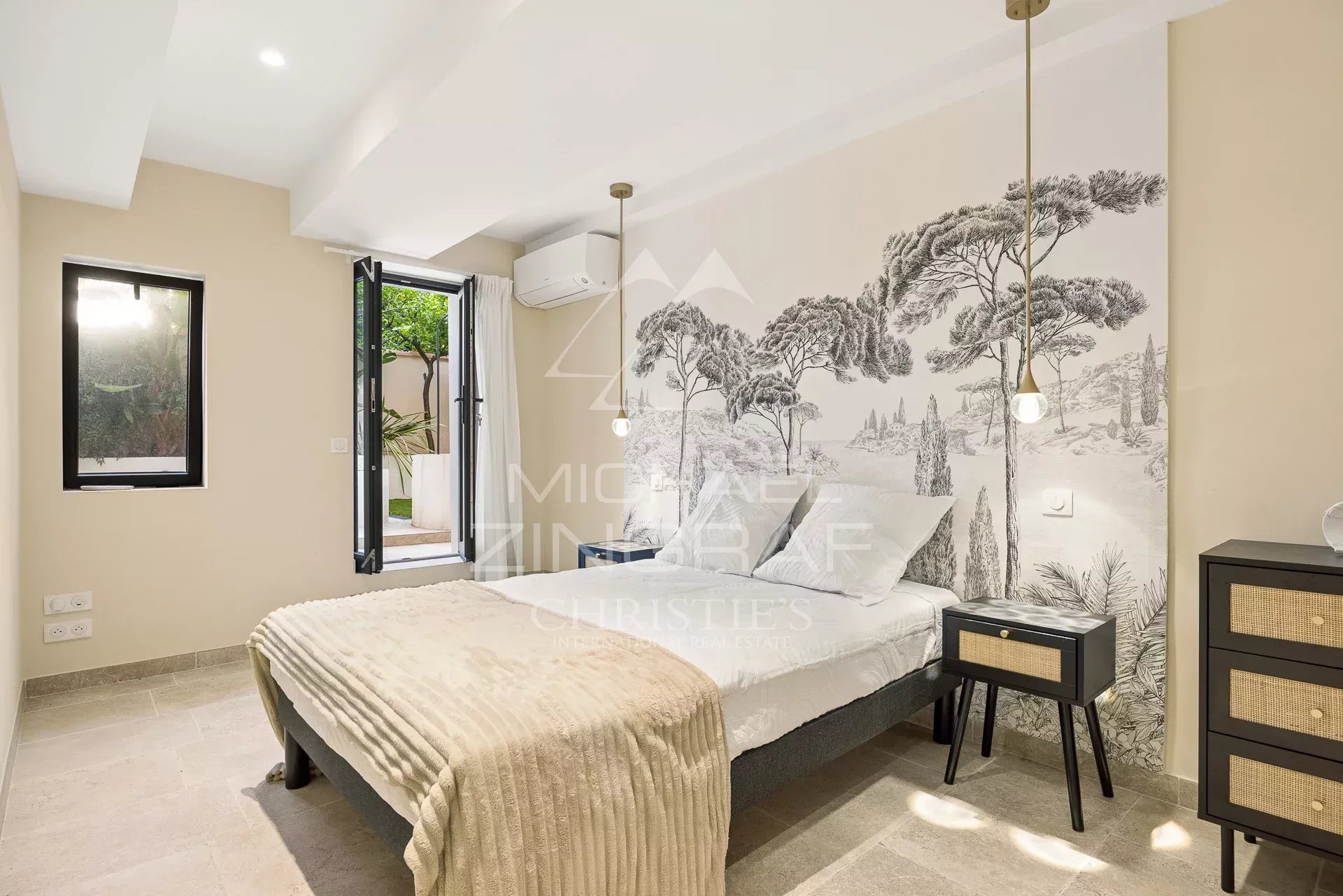 Chambre moderne dans un duplex à Antibes Chambre d'un duplex à Antibes avec lit, décoration moderne et accès à l'extérieur.