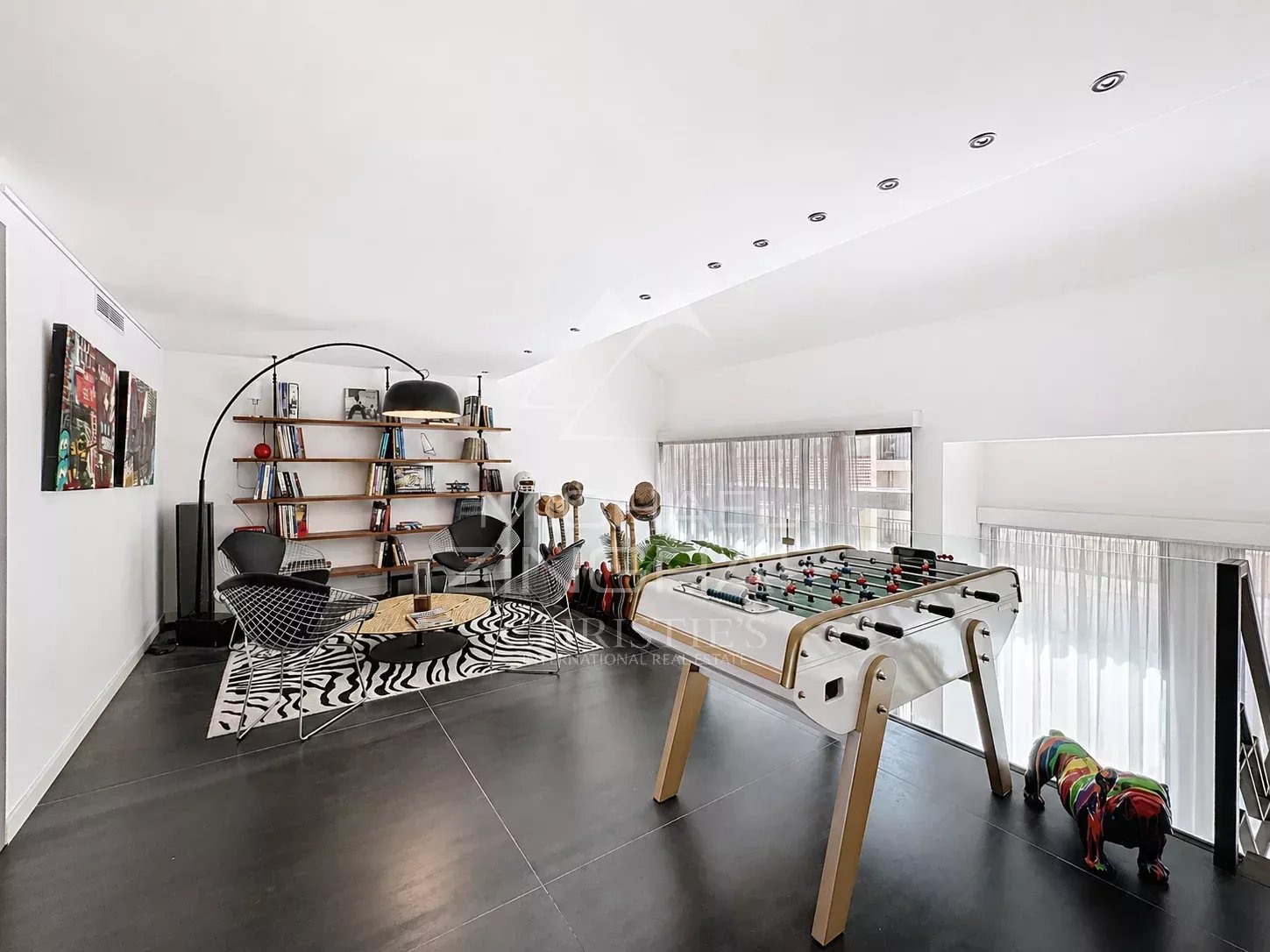Intérieur d'un loft d'architecte à Antibes avec espace de vie moderne et mobilier contemporain.