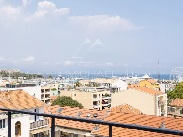 Vue panoramique sur le quartier d'Antibes et la mer depuis un loft d'architecte.