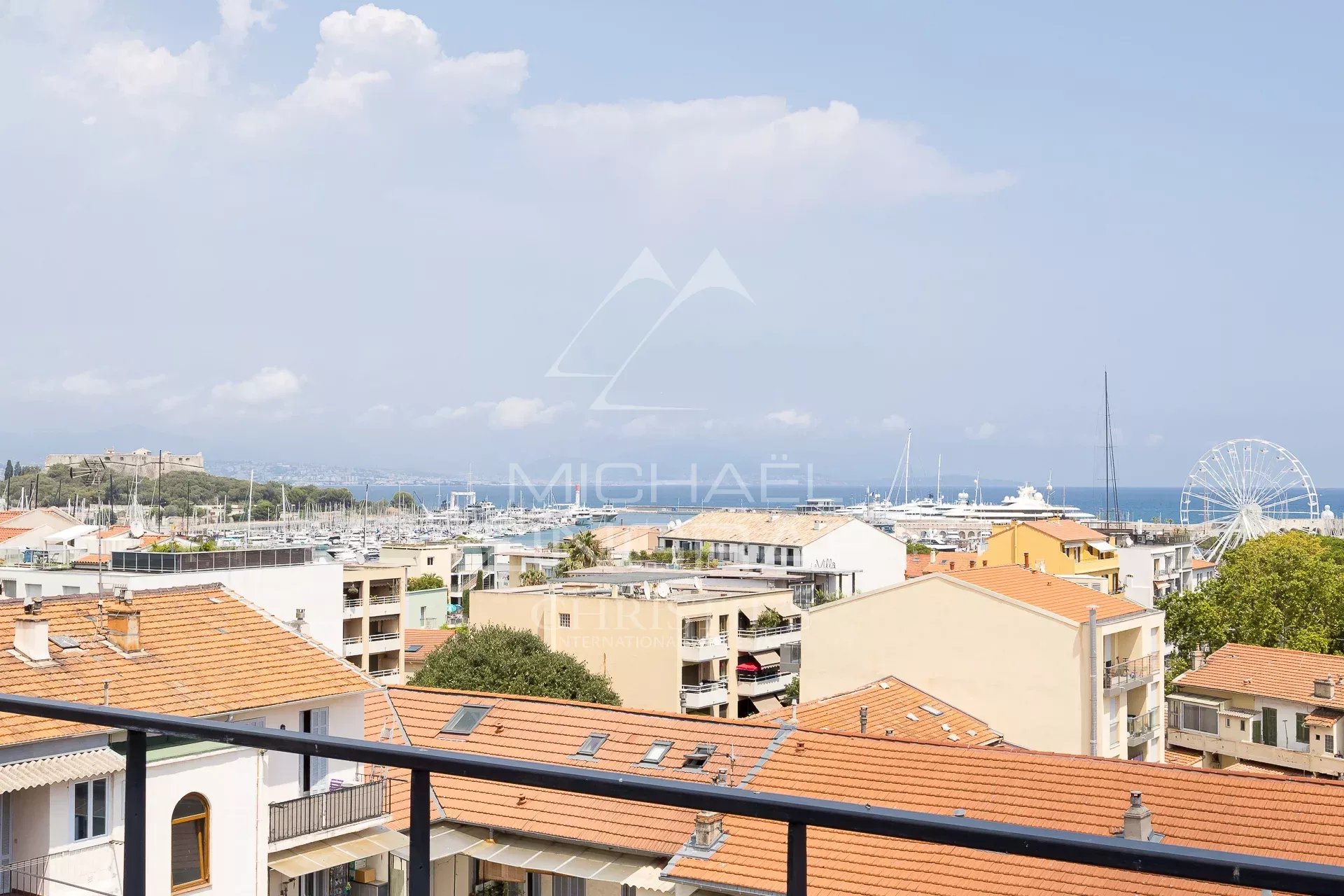 Vue panoramique sur le quartier d'Antibes et la mer depuis un loft d'architecte.