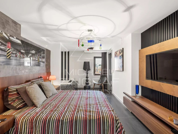 Chambre d'un loft d'architecte à Antibes avec décoration moderne et télévision murale.