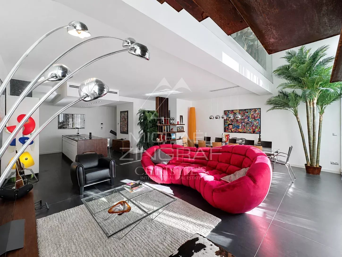 Intérieur d'un loft d'architecte à Antibes avec un salon moderne et des éléments de design contemporain.