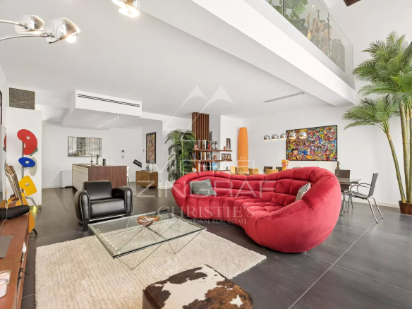 Intérieur d'un loft d'architecte à Antibes avec salon moderne et décoration contemporaine.