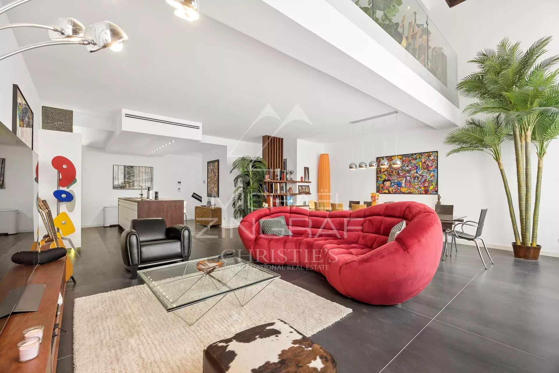 Intérieur d'un loft d'architecte à Antibes avec salon moderne et décoration contemporaine.