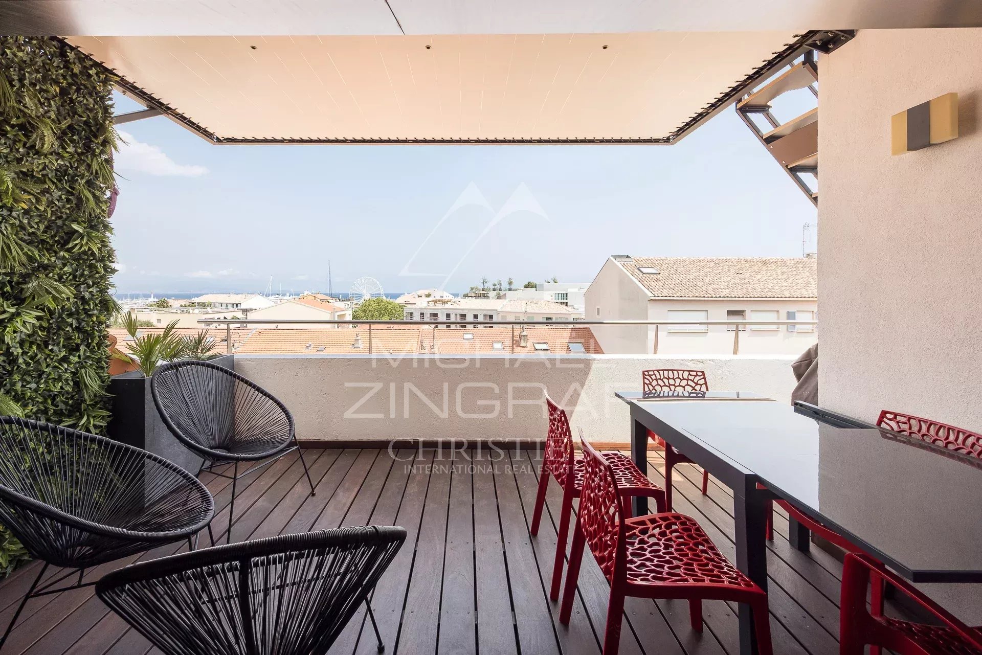 Terrasse d'un loft d'architecte à Antibes avec mobilier moderne et vue dégagée.