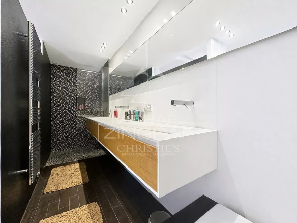 Salle de bain moderne avec douche, meuble sous vasque en bois et miroir large.
