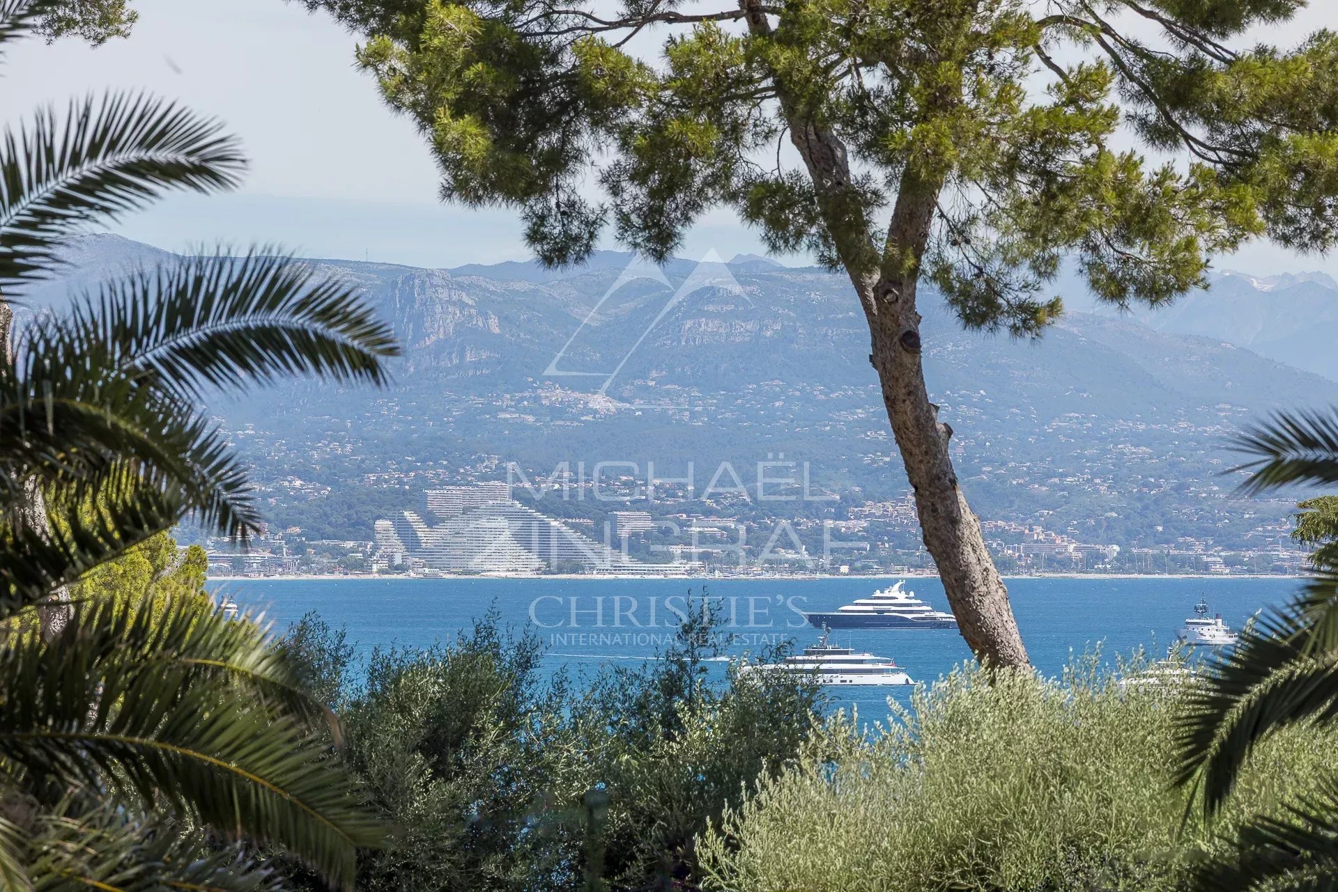 Vue depuis une villa au Cap d’Antibes Vue sur la mer depuis une villa contemporaine au Cap d'Antibes, avec des yachts au loin.