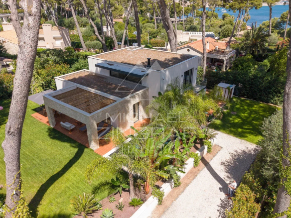 Villa contemporaine neuve avec jardin au Cap d'Antibes, proche des plages de la Garoupe.