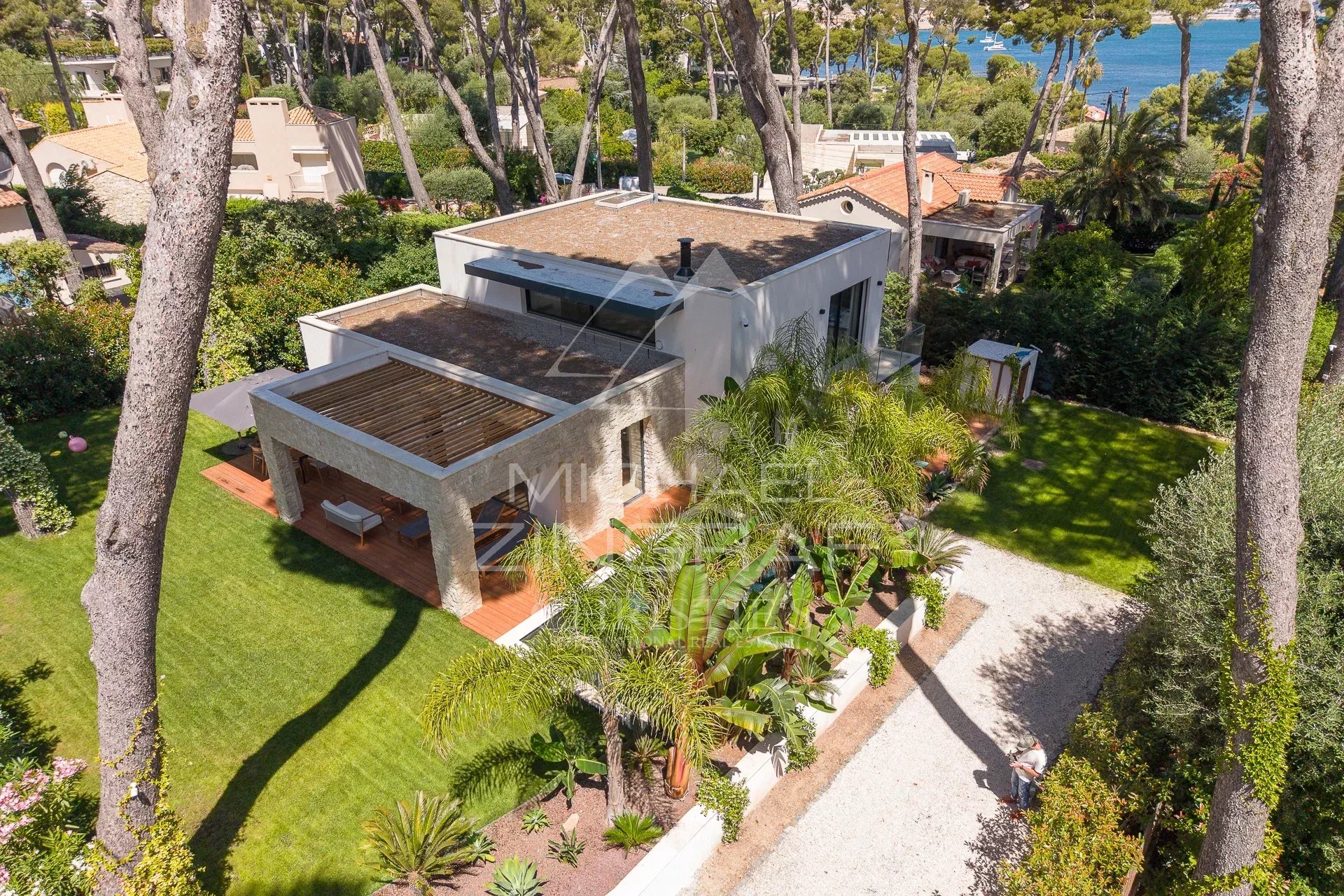 Villa contemporaine au Cap d’Antibes Villa contemporaine neuve avec jardin au Cap d'Antibes, proche des plages de la Garoupe.