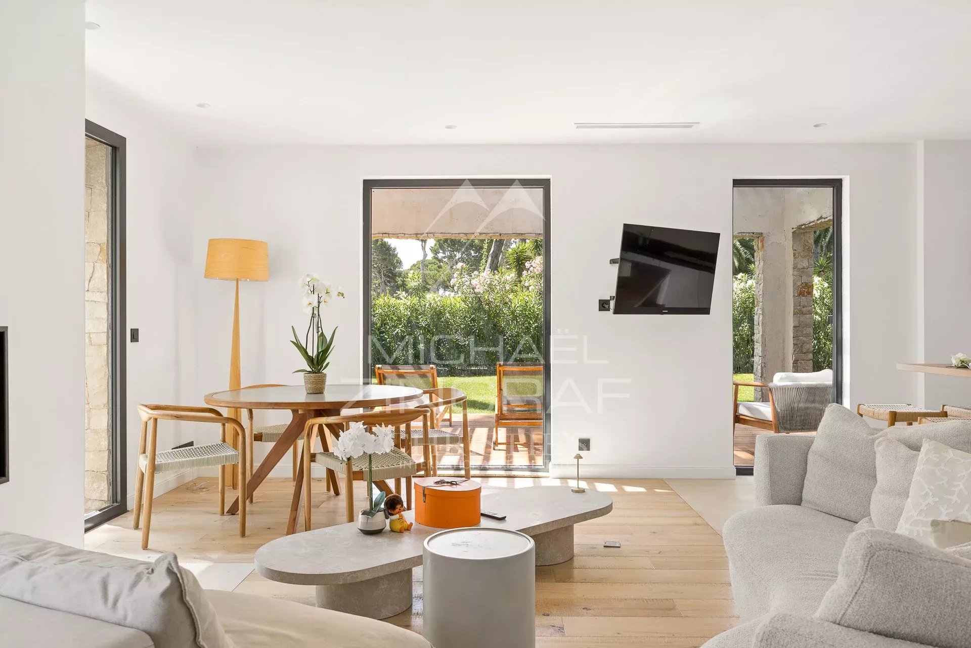 Intérieur d’une villa contemporaine au Cap d’Antibes Intérieur d'une villa contemporaine avec salon et salle à manger, lumière naturelle abondante.
