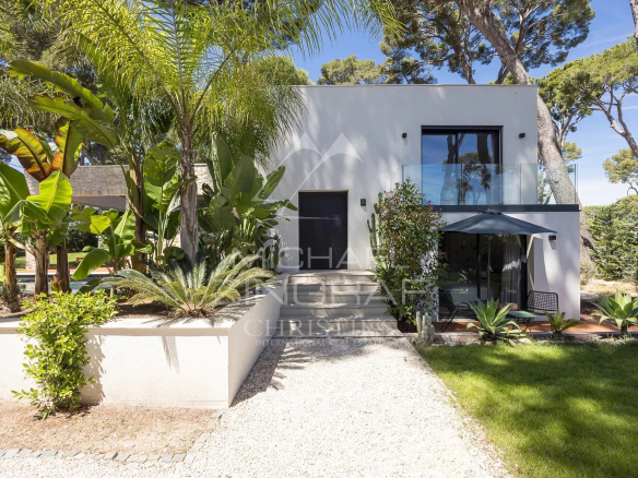 Villa contemporaine neuve avec jardin au Cap d'Antibes, près des plages de la Garoupe.