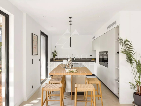 Intérieur d'une villa contemporaine neuve avec cuisine moderne et table à manger.