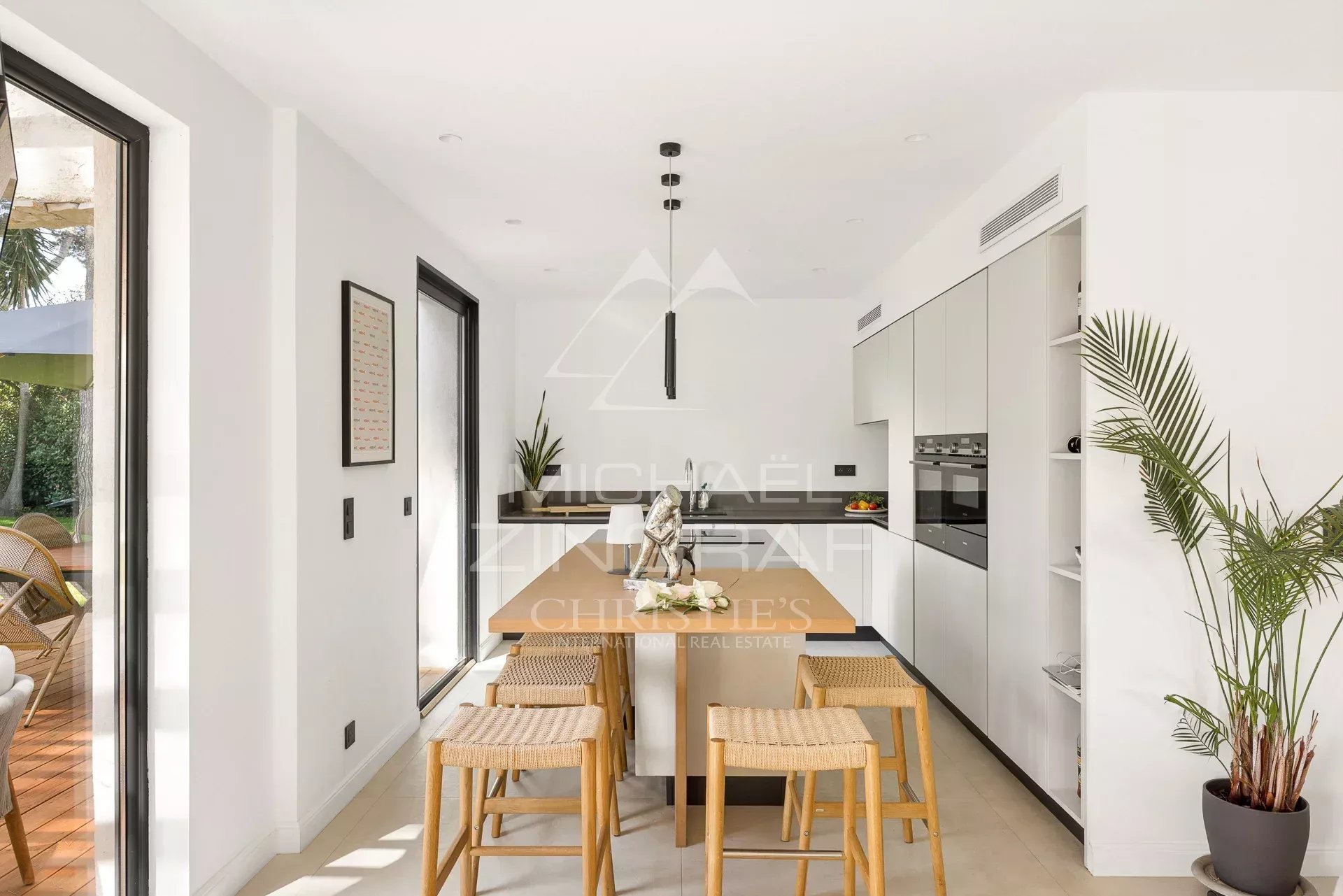 Intérieur d’une villa contemporaine au Cap d’Antibes Intérieur d'une villa contemporaine neuve avec cuisine moderne et table à manger.