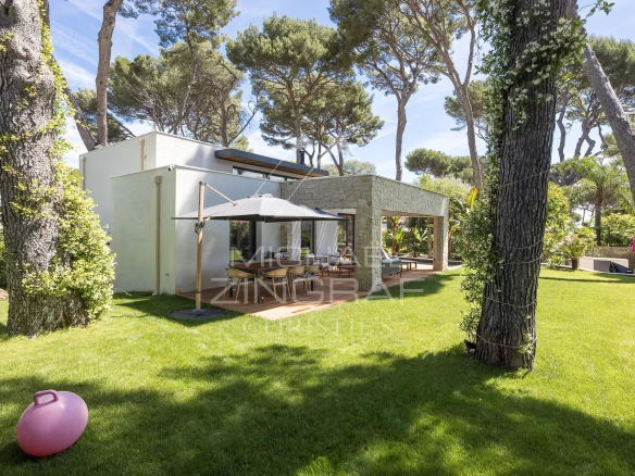 Villa contemporaine neuve avec jardin au Cap d’Antibes, entourée de pins.