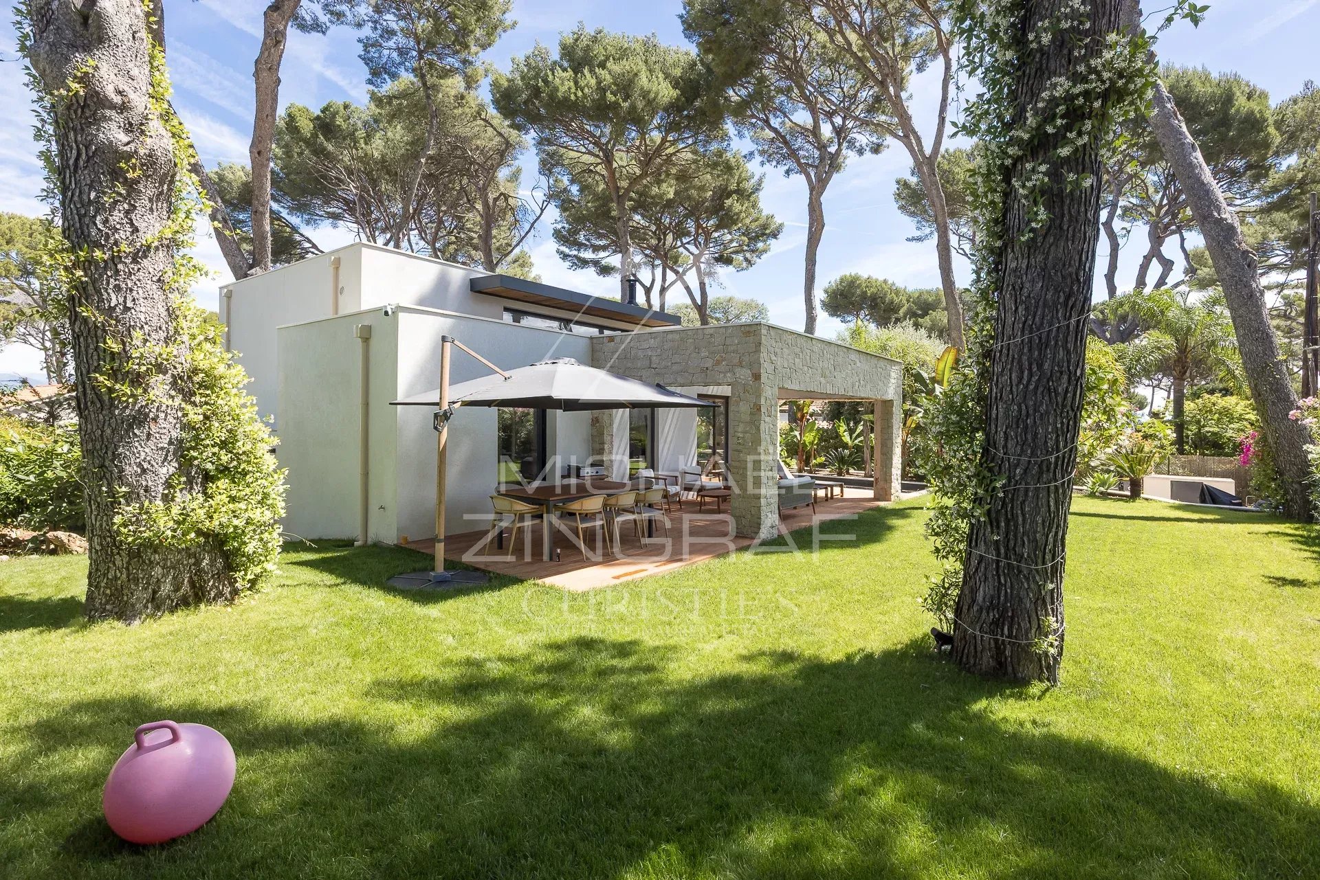 Villa contemporaine au Cap d’Antibes Villa contemporaine neuve avec jardin au Cap d’Antibes, entourée de pins.