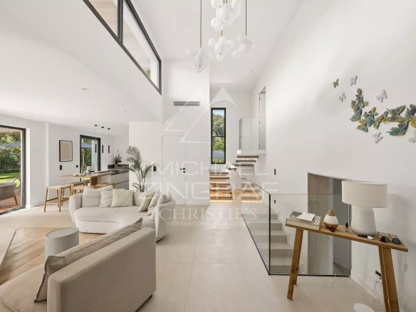 Intérieur d'une villa contemporaine neuve avec salon lumineux et décoration moderne.