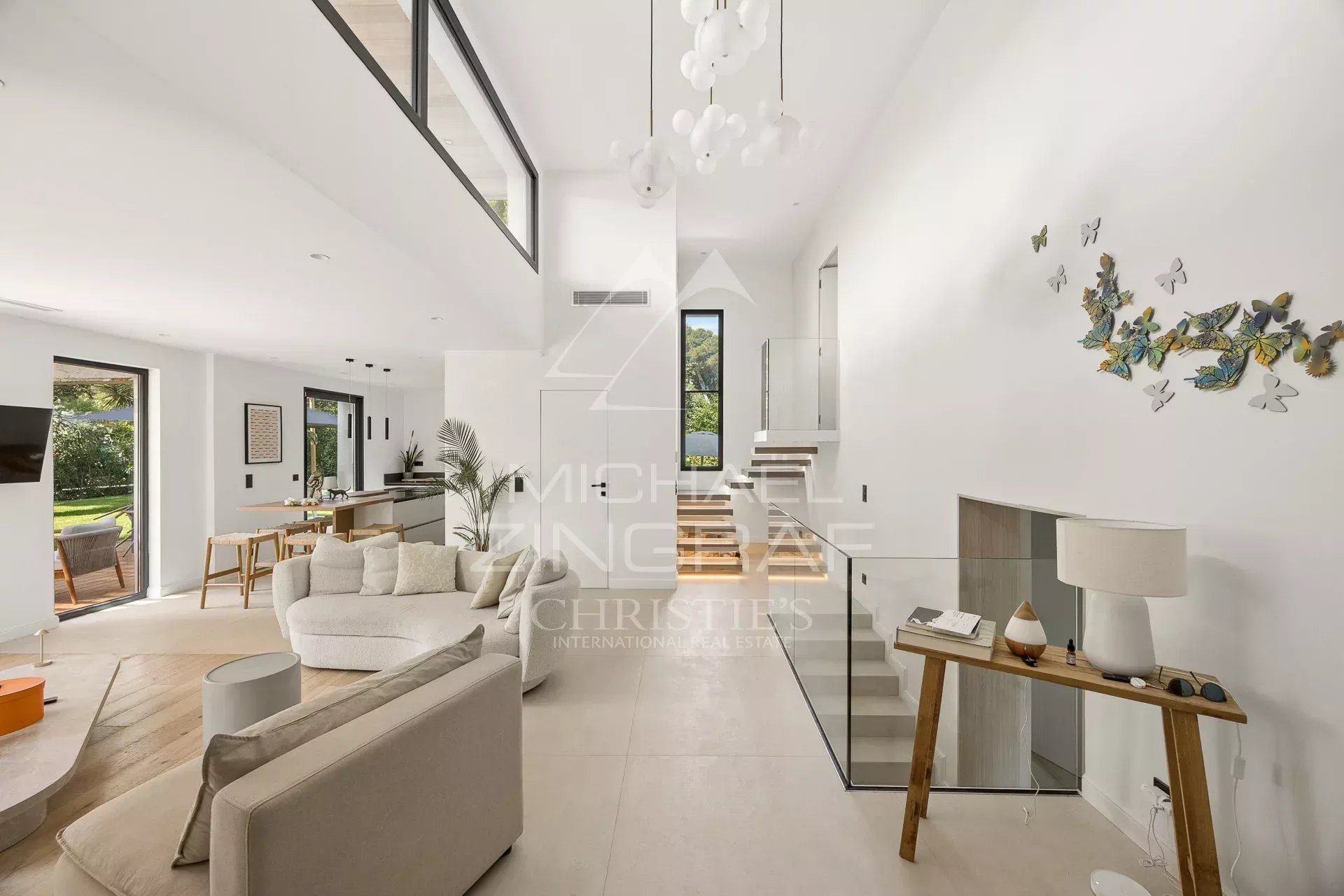 Intérieur d’une villa contemporaine au Cap d’Antibes Intérieur d'une villa contemporaine neuve avec salon lumineux et décoration moderne.