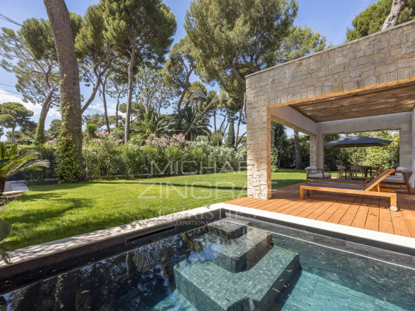Villa contemporaine avec piscine et jardin au Cap d'Antibes, près des plages de la Garoupe.